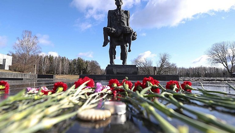 Сборная России по биатлону отдала дань памяти жертвам Хатыни